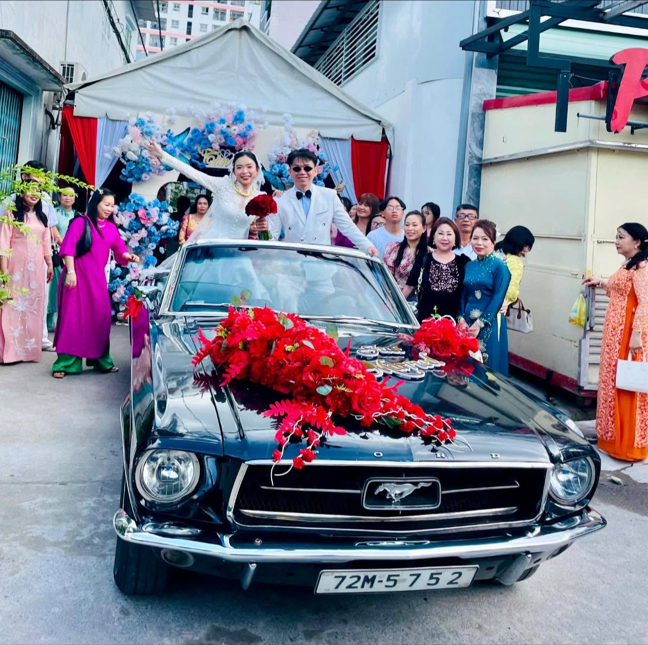 Thuê xe cổ mustang
